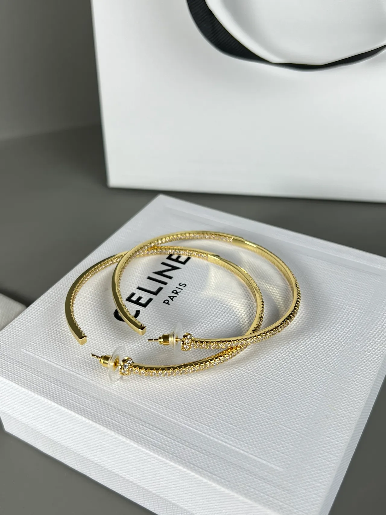 Céline Boucles d'oreilles créoles dorées avec bordure Pavé 3