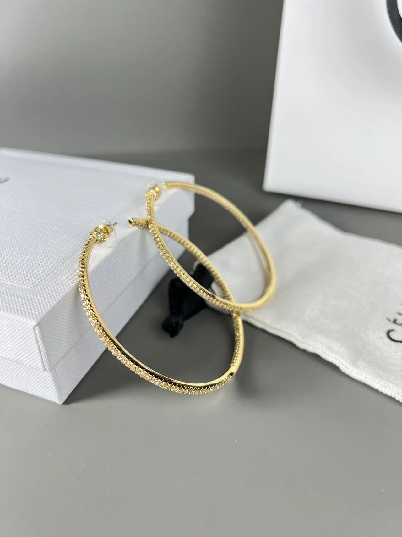 Céline Boucles d'oreilles créoles dorées avec bordure Pavé 4