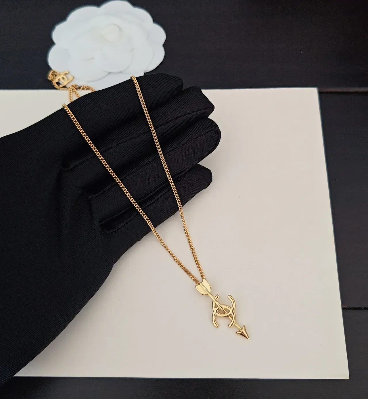 Chanel Flecha CC Pingente Corrente Dourada 3