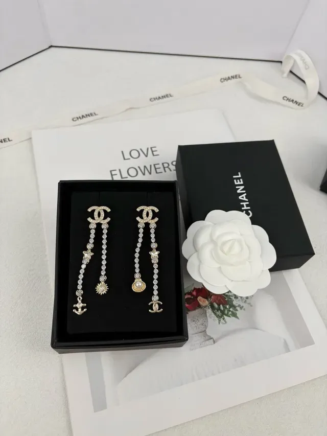 Chanel Boucles d'oreilles Asymétriques Chaîne de Cristal Motif Nautique 4