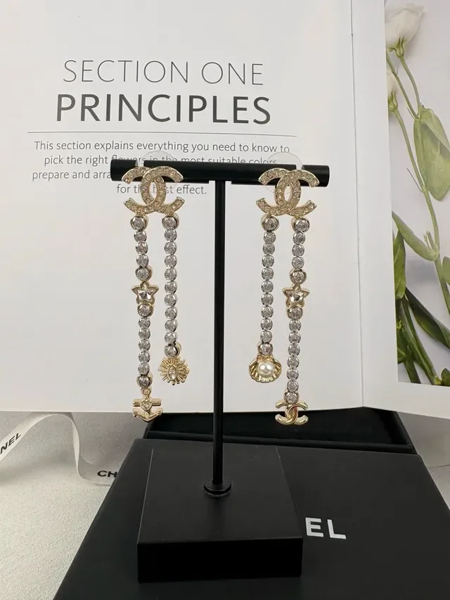 Chanel Boucles d'oreilles Asymétriques Chaîne de Cristal Motif Nautique 6