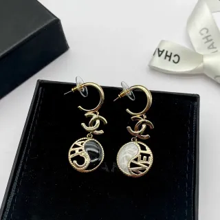 Chanel असममित यिन-यांग CC Logo गोल्ड-टोन ईयररिंग्स