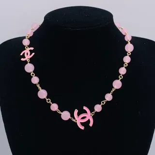 Chanel मोती गुलाबी इनेमेल CC Logo हार