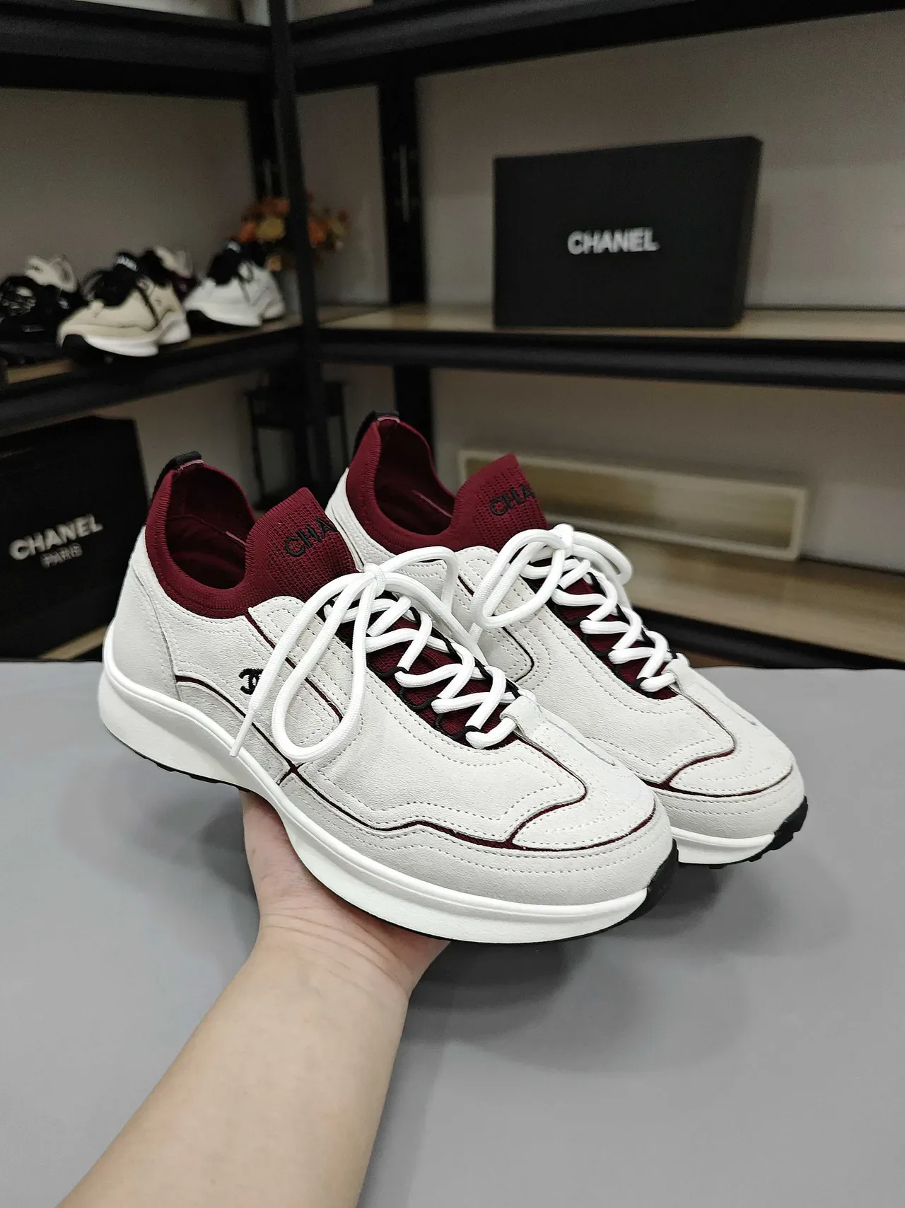 Chanel Beige Borgoña Sneakers basses à col tricot style de vie 3