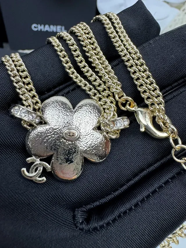Collier Chanel pendentif fleur émaillé bleu chaîne double 3
