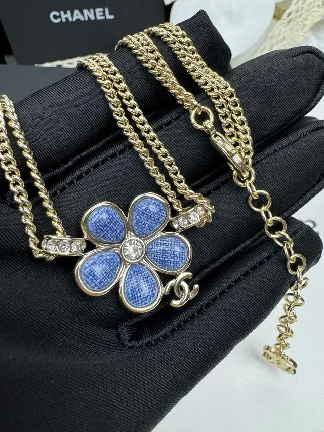 Collier Chanel pendentif fleur émaillé bleu chaîne double 4