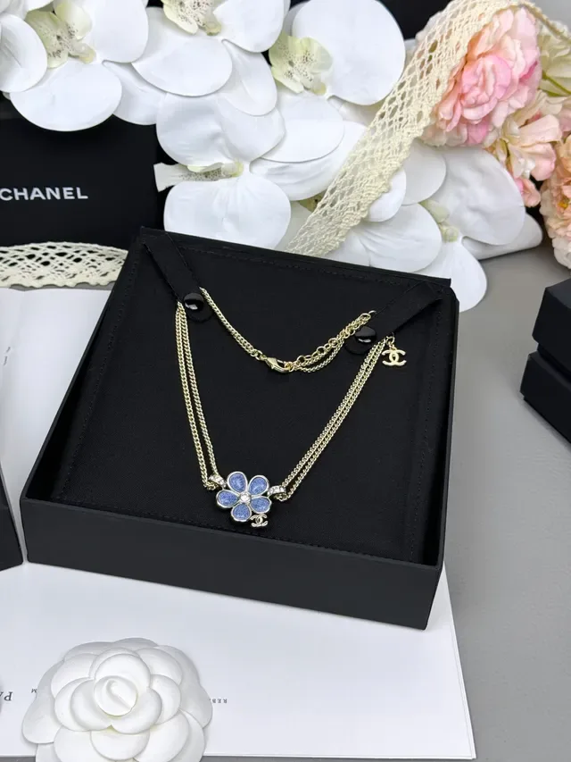 Collier Chanel pendentif fleur émaillé bleu chaîne double 5