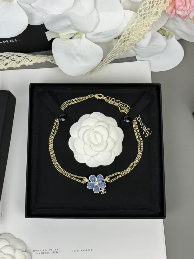 Collier Chanel pendentif fleur émaillé bleu chaîne double 6