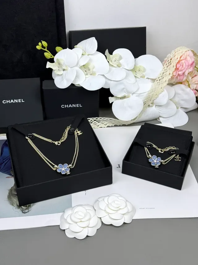 Collier Chanel pendentif fleur émaillé bleu chaîne double 7