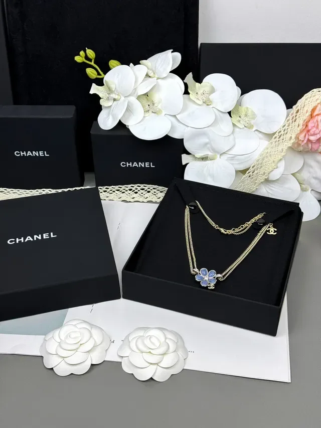 Collier Chanel pendentif fleur émaillé bleu chaîne double 8