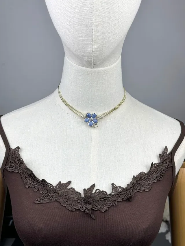 Collier Chanel pendentif fleur émaillé bleu chaîne double 9