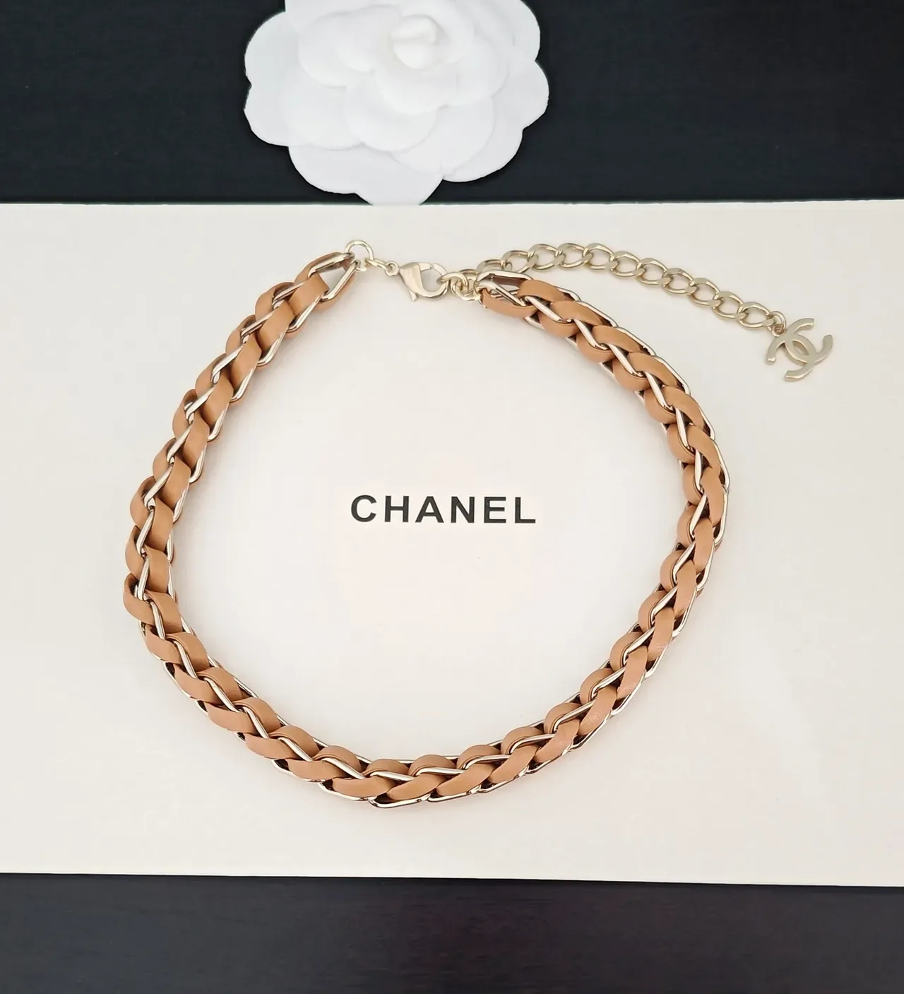 Chanel Collier en cuir tressé et chaîne de ton doré 2