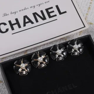 Chanel Camellia Black Gold फूल-आकार का एनामेल पंखुड़ियाँ कान की बालियाँ
