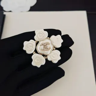Chanel Camellia Brooch broche de cerámica blanca y metal en tono dorado