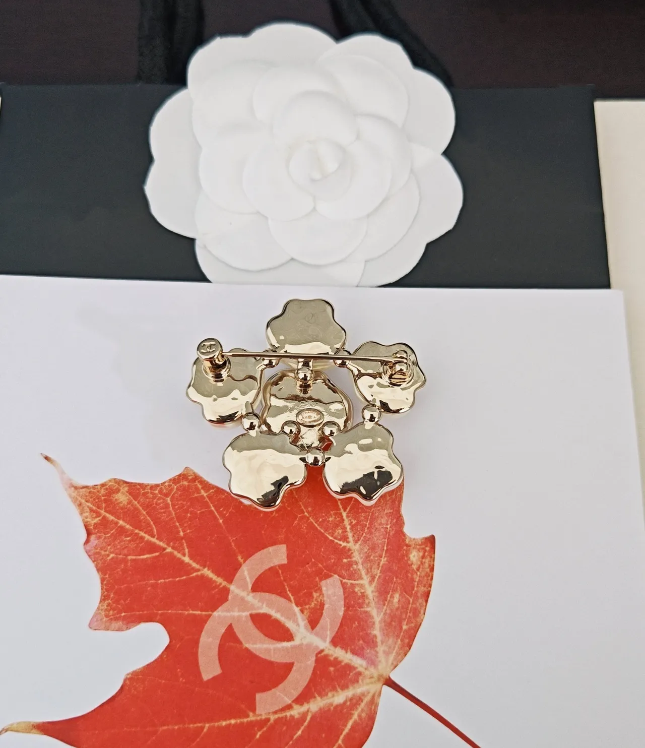 Chanel Camellia Brooch broche branco de cerâmica e metal dourado 2