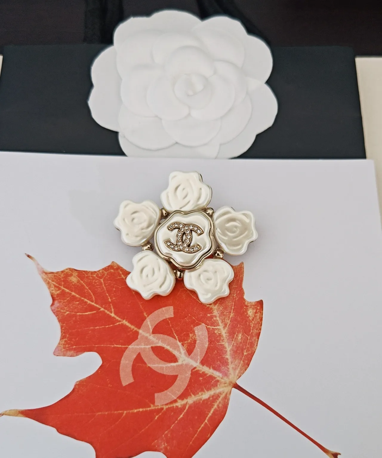Chanel Camellia Brooch broche branco de cerâmica e metal dourado 3
