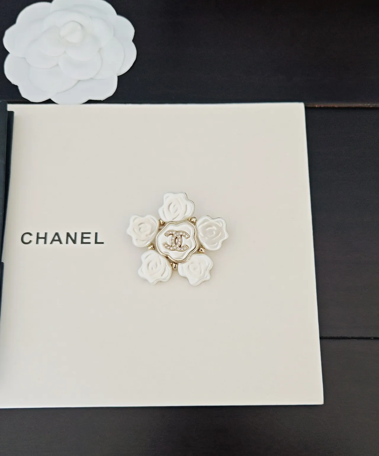 Chanel Camellia Brooch broche branco de cerâmica e metal dourado 4