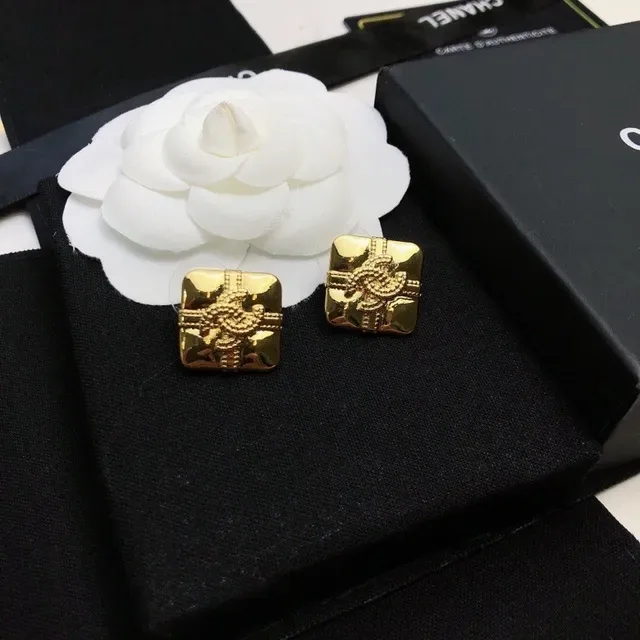 Chanel Camellia أقراط Stud ذهبية نمط مربع مبطن 2