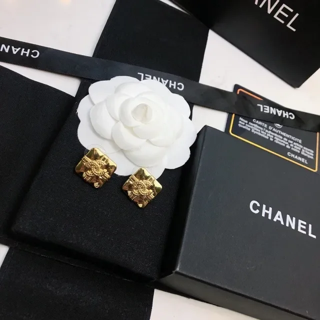 Chanel Camellia أقراط Stud ذهبية نمط مربع مبطن 3
