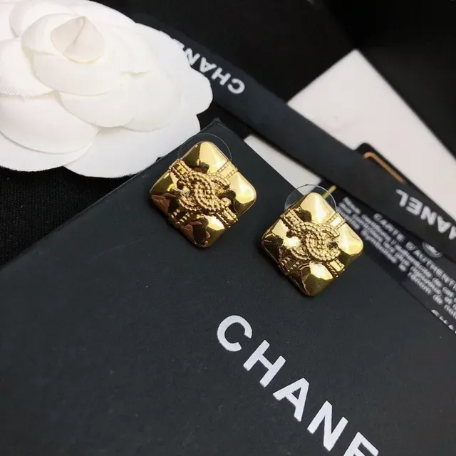 Chanel Camellia أقراط Stud ذهبية نمط مربع مبطن 4