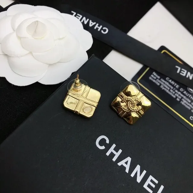 Chanel Camellia أقراط Stud ذهبية نمط مربع مبطن 5