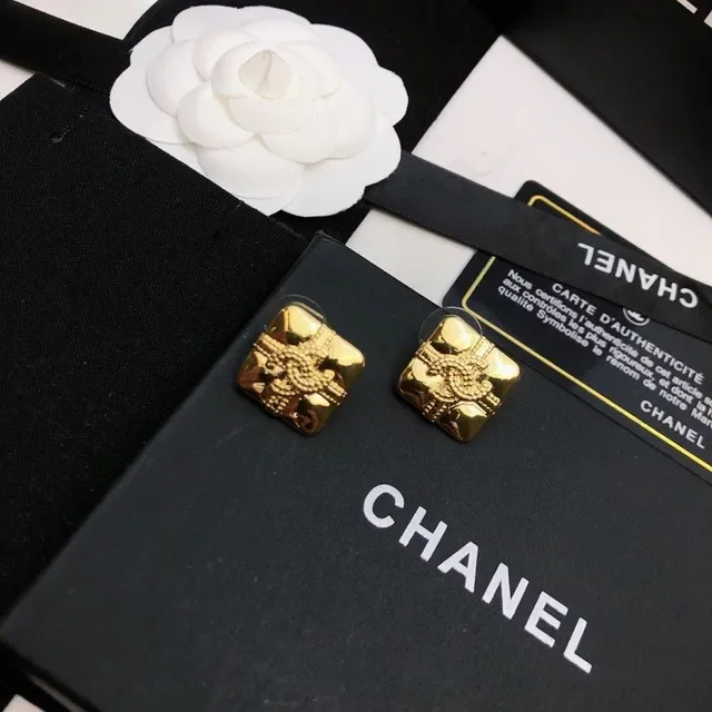 Chanel Camellia أقراط Stud ذهبية نمط مربع مبطن 6