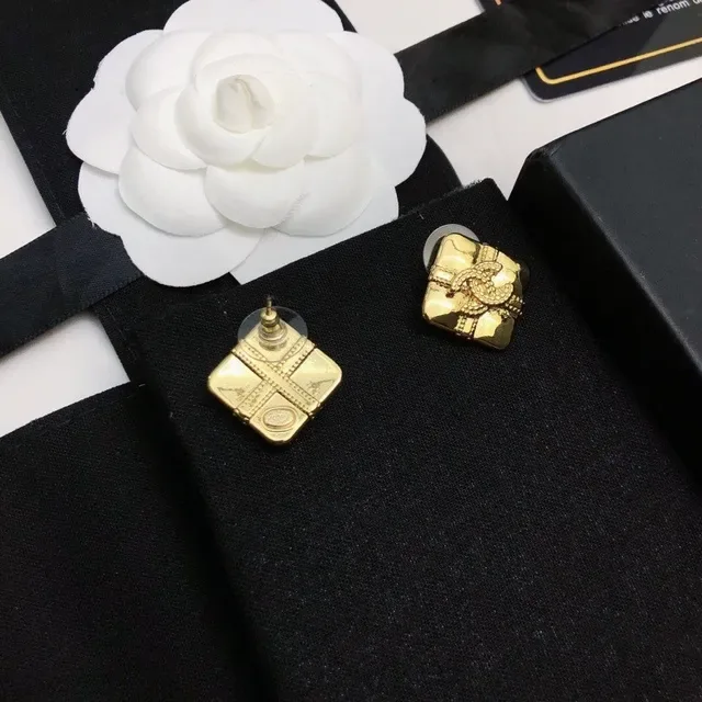Chanel Camellia أقراط Stud ذهبية نمط مربع مبطن 7