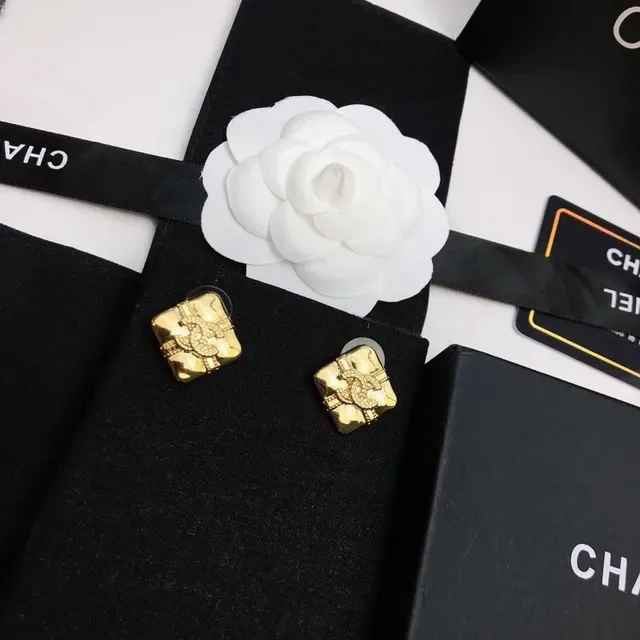 Chanel Camellia أقراط Stud ذهبية نمط مربع مبطن 8