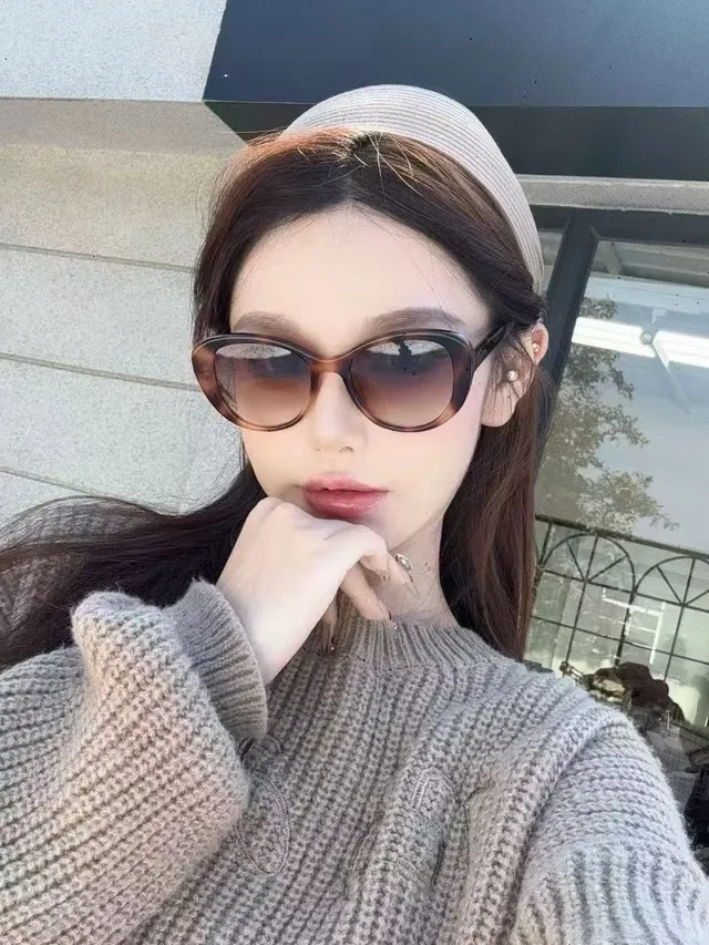 Chanel Cat-Eye 黑白 结构 羊毛般的 渐变 太阳镜 Beret 2