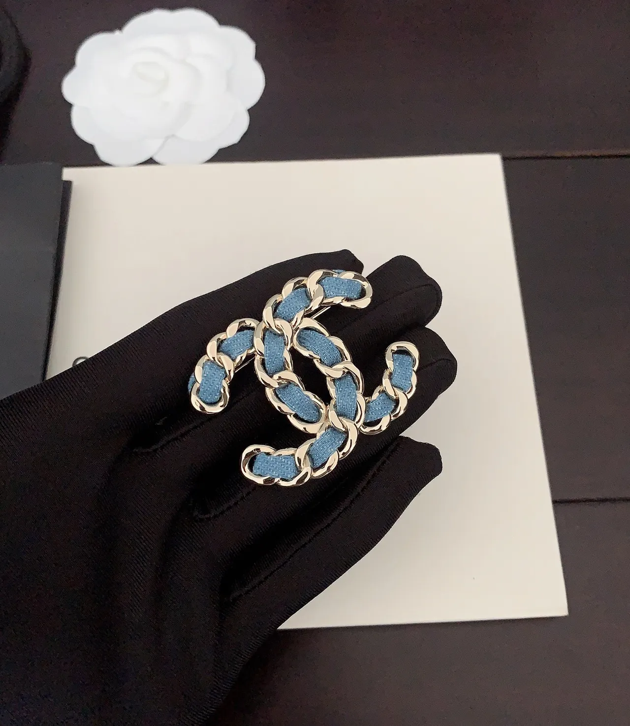 Broche Chanel CC Chaîne Bleu Or Logo Maillons en Tissu Enveloppé 3