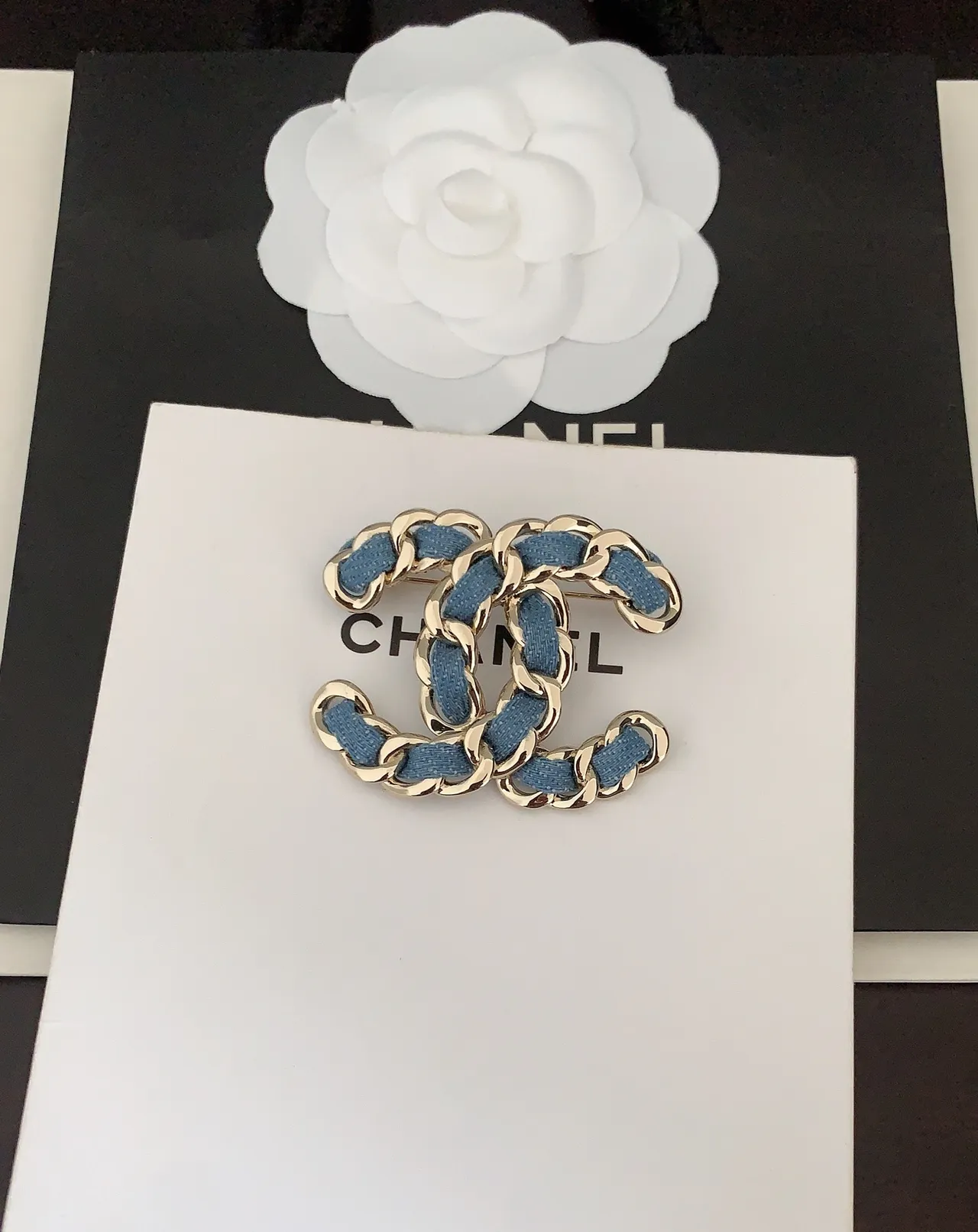 Broche Chanel CC Chaîne Bleu Or Logo Maillons en Tissu Enveloppé 2