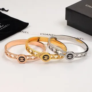 Chanel CC Logo سوار ذهبي فضي مفتوح بالمفصلة متشابكة مداليون