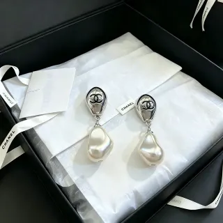 香奈儿 CC 标志 巴洛克珍珠垂坠耳环