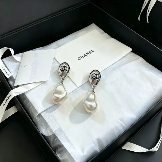 Chanel CC Logo Baroque Pearl Drop Earrings 7