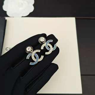 Chanel CC Logo नीला एमेल और क्रिस्टल ईयररिंग्स