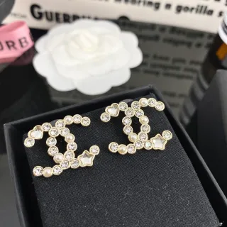 Chanel CC Logo क्रिस्टल और मोती स्टड ईयरिंग्स