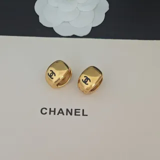 Chanel CC Logo Gold-Tone Clip-On ईयररिंग्स