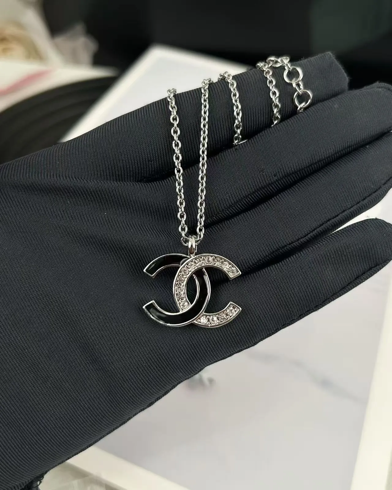 Chanel CC Logo Necklace ton argenté noir émail cristal pendentif 2