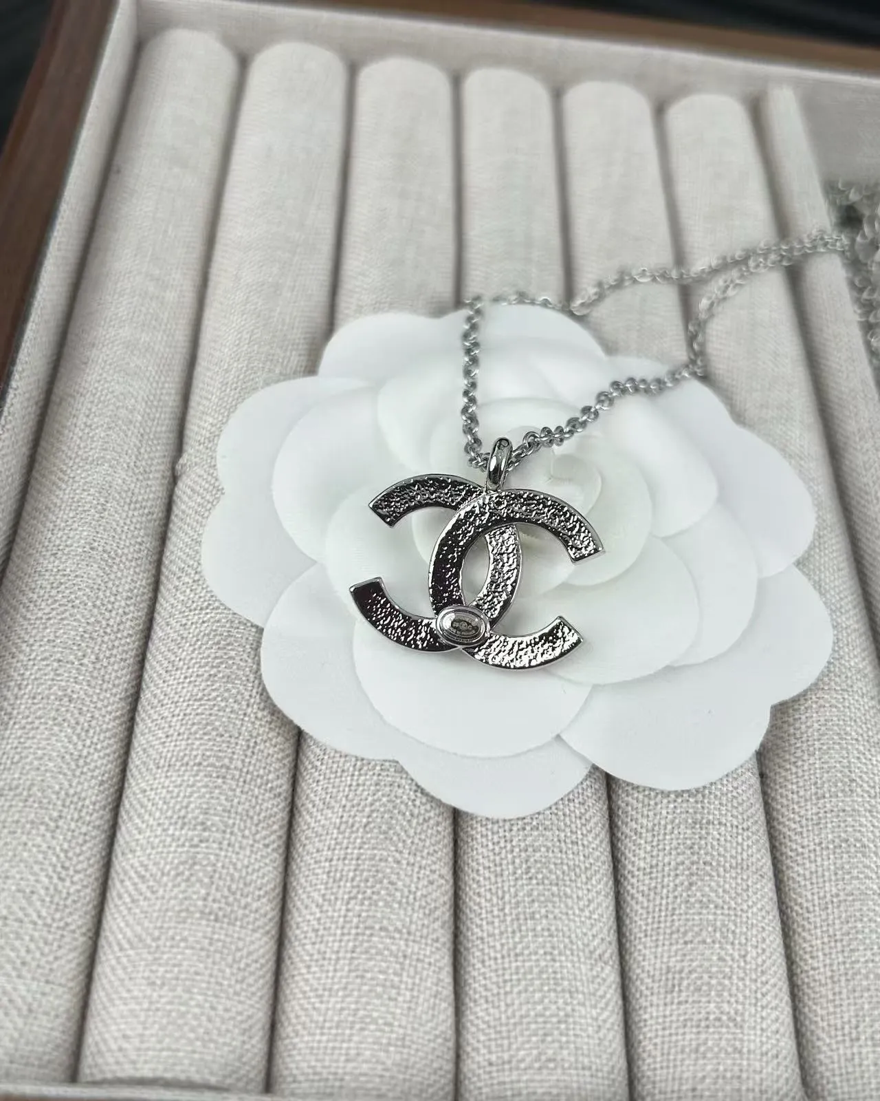 Chanel CC Logo Necklace ton argenté noir émail cristal pendentif 3