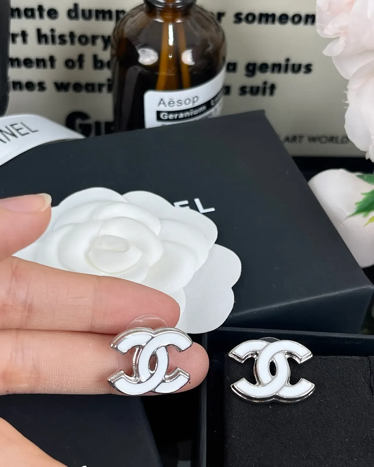 Chanel CC Logo فضي أبيض مينا ومعدن سلسلة رابطة قلادة 3