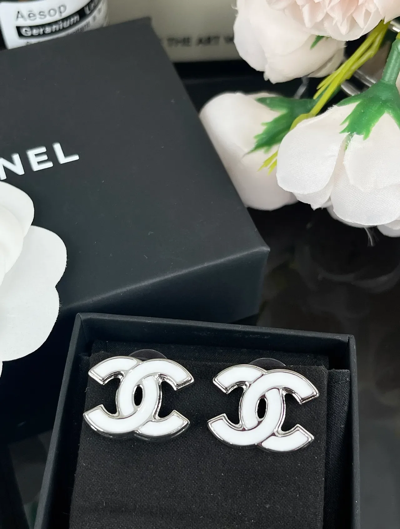 Chanel CC Logo فضي أبيض مينا ومعدن سلسلة رابطة قلادة 4