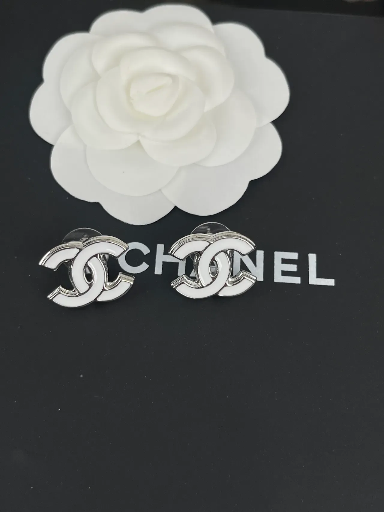Chanel CC Logo فضي أبيض مينا ومعدن سلسلة رابطة قلادة 5