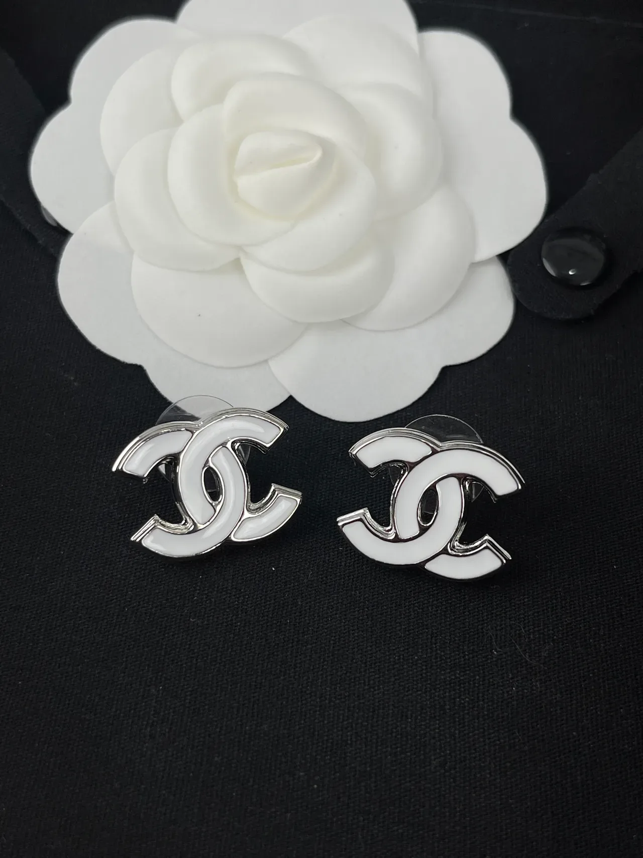 Chanel CC Logo فضي أبيض مينا ومعدن سلسلة رابطة قلادة 6