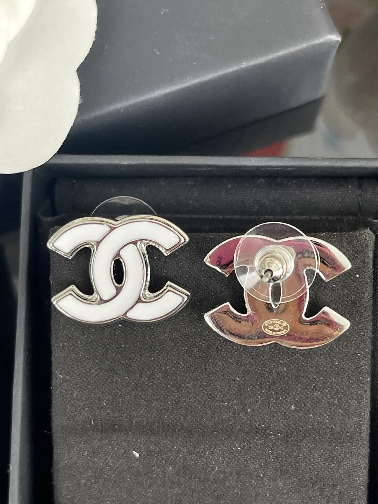 Chanel CC Logo فضي أبيض مينا ومعدن سلسلة رابطة قلادة 8