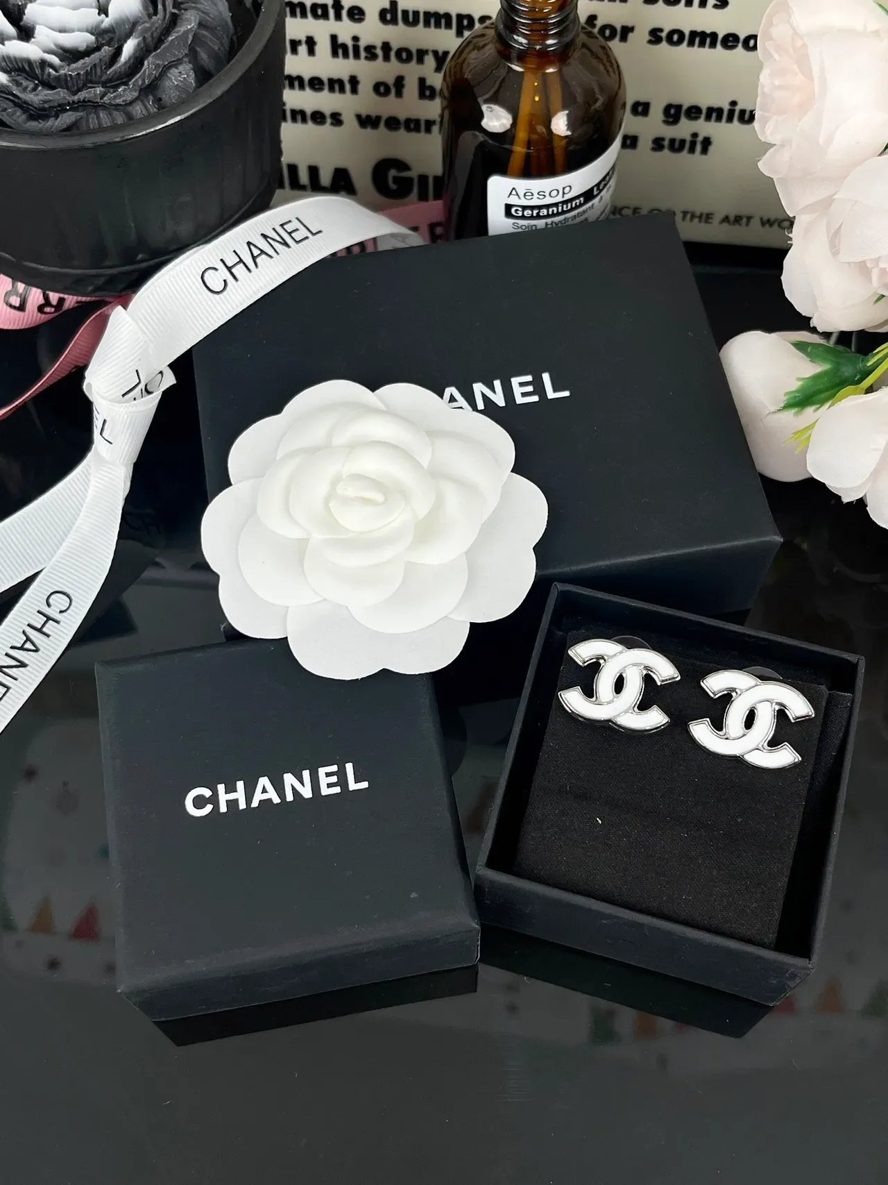 Chanel CC Logo فضي أبيض مينا ومعدن سلسلة رابطة قلادة 9