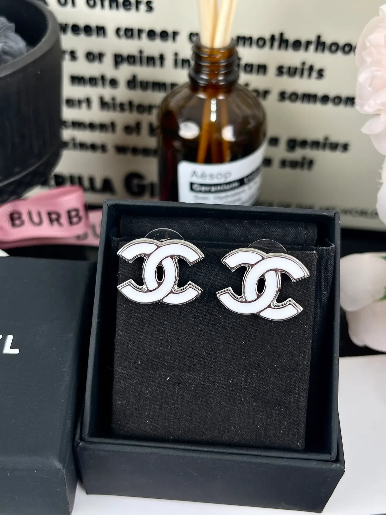 Chanel CC Logo فضي أبيض مينا ومعدن سلسلة رابطة قلادة 14