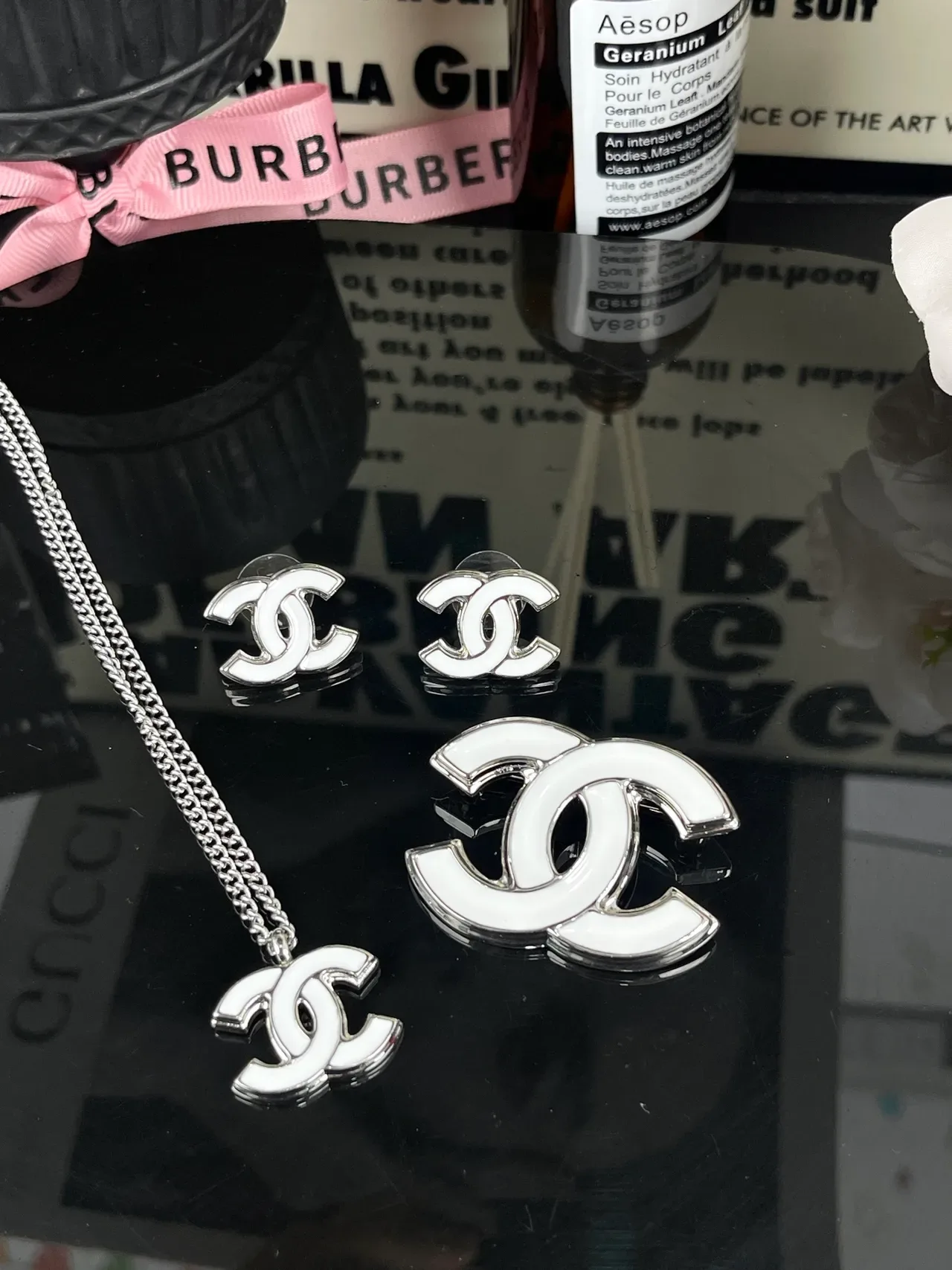 Chanel CC Logo فضي أبيض مينا ومعدن سلسلة رابطة قلادة 15