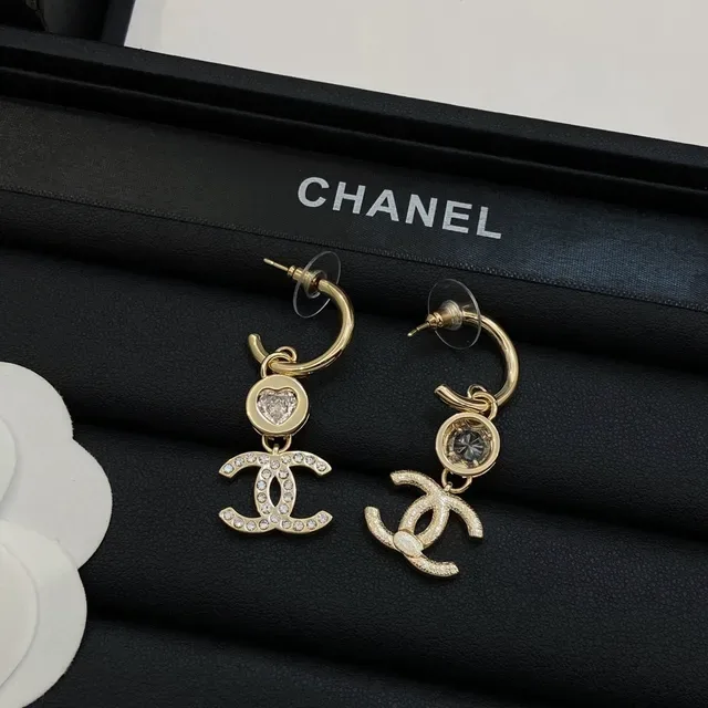 Colar Chanel CC Pérola Bege Corrente Dourada Cristal-Embellished Logo 2