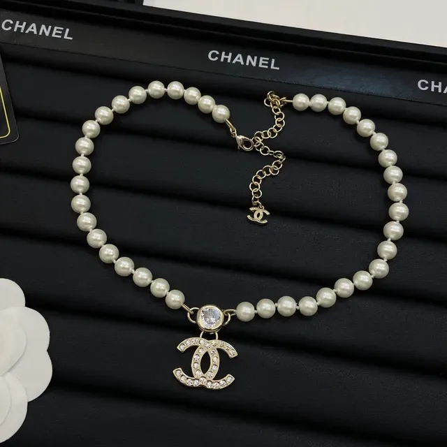 Colar Chanel CC Pérola Bege Corrente Dourada Cristal-Embellished Logo 4