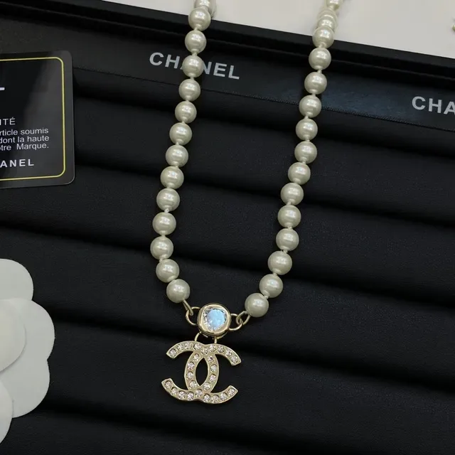Colar Chanel CC Pérola Bege Corrente Dourada Cristal-Embellished Logo 5